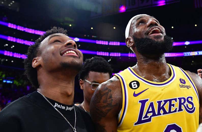 Jugar con su hijo y un quinto anillo en honor a Kobe: los siguientes retos de LeBron