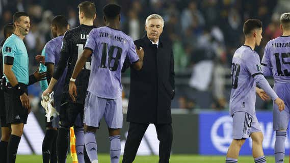 Ancelotti saluda a Tchouameni al finalizar el partido ante el Al Ahly. /REUTERS