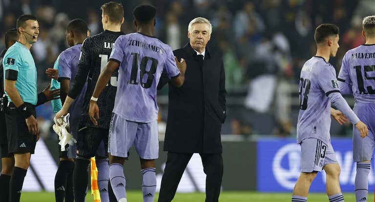 Ancelotti saluda a Tchouameni al finalizar el partido ante el Al Ahly.