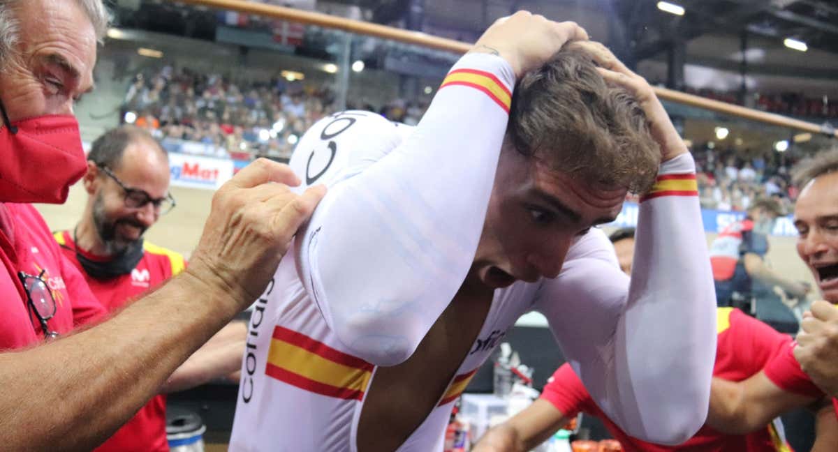 Alejandro Martínez y los técnicos de la selección española de ciclismo en pista celebran el bronce del alicantino en el pasado Mundial de París. /RFEC