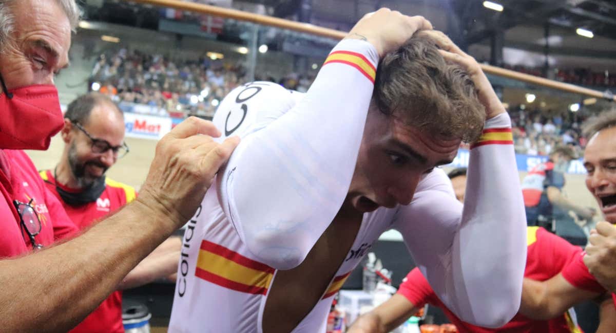 Alejandro Martínez y los técnicos de la selección española de ciclismo en pista celebran el bronce del alicantino en el pasado Mundial de París.
