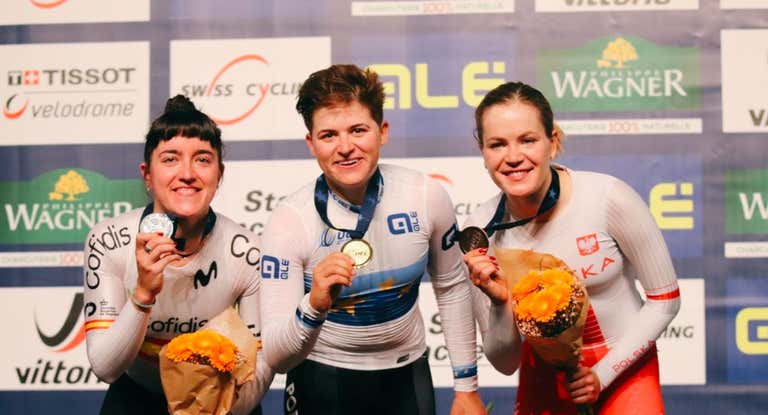 Eukene Larrarte, en el podio del Scratch con su medalla de plata.