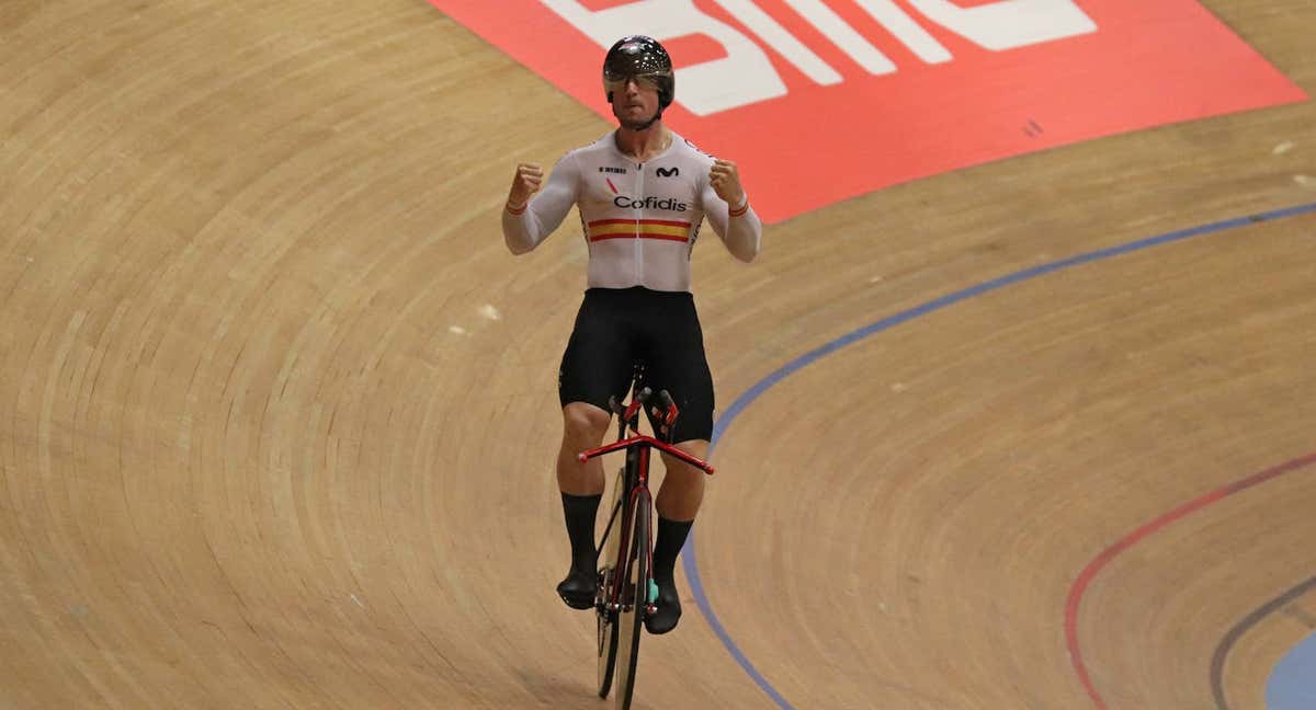 Alejandro Martínez celebra la medalla de plata. /RFEC