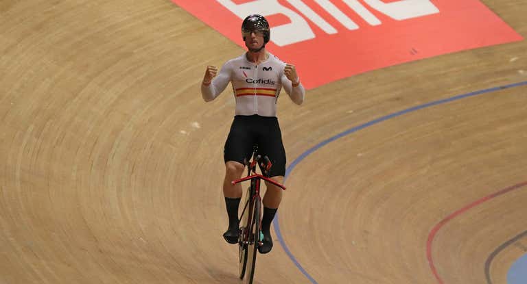 Alejandro Martínez celebra la medalla de plata.