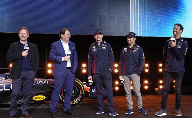 Christian Horner, Jim Farley (Ford), Max Verstappen, Sergio Pérez y Daniel Ricciardo, en la presentación del RB19.  Red Bull Content Pool