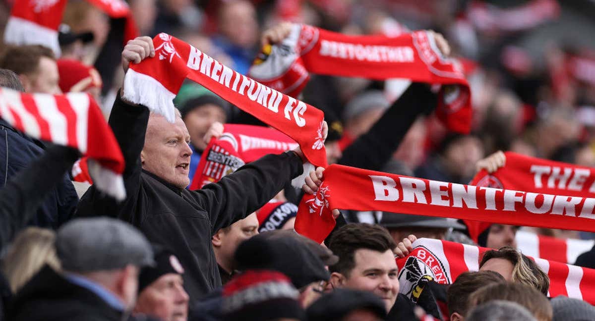 Hinchas del Brentford apoyando al histórico equipo inglés. /GETTY