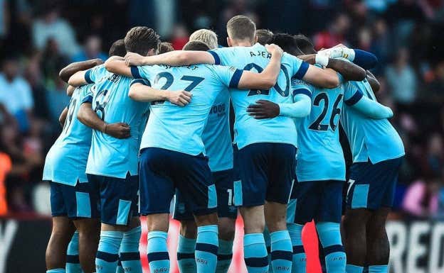 El equipo formando una piña previa a un encuentro de Premier League.  Brentford