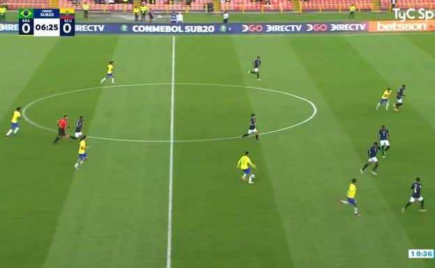 Vitor Roque, el jugador más adelantado, inicia un desmarque de ruptura agresivo aprovechando que su marca ha perdido la referencia