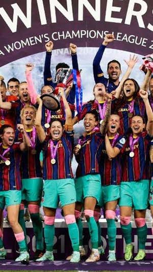 Vicky Losada levantando la Champions del Barça en 2021. GETTY