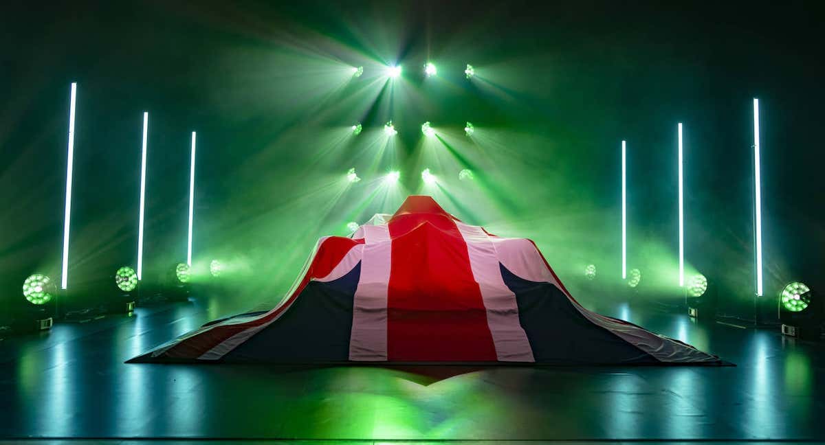 Bandera británica sobre el Aston Martin AMR22 antes de su presentación en sociedad. /Aston Martin F1