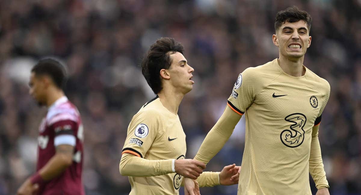Joao Félix y Havertz se lamentan de un gol anulado.