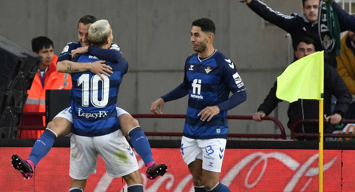 Canales celebra junto a Guardado y Ayoze el tercer gol bético./EFE