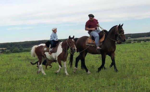 El Cebolla, montando a caballo junto a su hija.