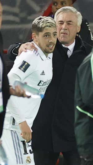Ancelotti abraza a Valverde tras su primer gol.  EFE