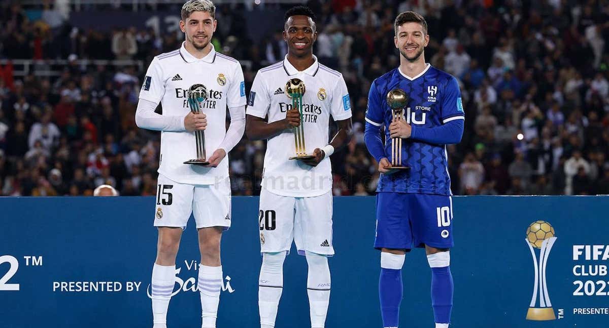 Vinicius posa con su trofeo como MVP del Mundial de Clubes./RealMadrid