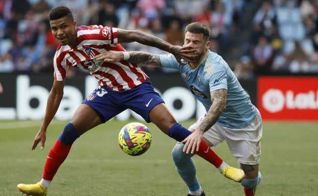 Reinildo dio un manotazo a Carlés Pérez.  EFE