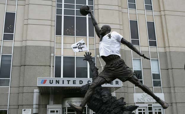 La famosa estatua de Michael Jordan frente al United Center de Chicago Bulls viste con una camiseta de los White Sox para celebrar las World Series de 2005.  GETTY