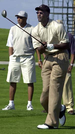 Michael Jordan jugando al golf. GETTY