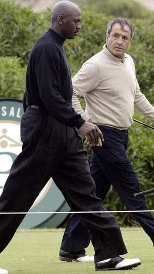 Michael Jordan y Severiano Ballesteros aquel día de 2004 en el que el baloncestista ganó al golf a la leyenda española.  AFP PHOTO STR