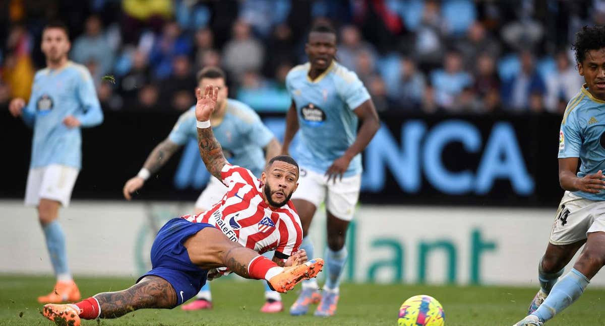 Momento en el que Memphis mete la pierna para marcar el 0-1, en el 88', ante el Celta. /AFP