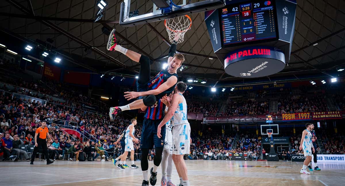 JAN VESELY MACHACA CON CONTUNDENCIA ANTE EL RÍO BREOGÁN/ ACB PHOTO