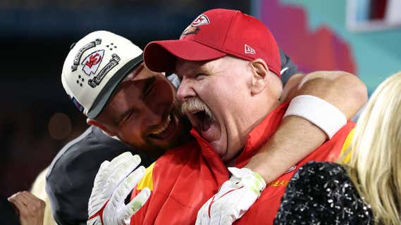 Andy Reid celebrando la victoria con Travis Kelce /GETTY IMAGES