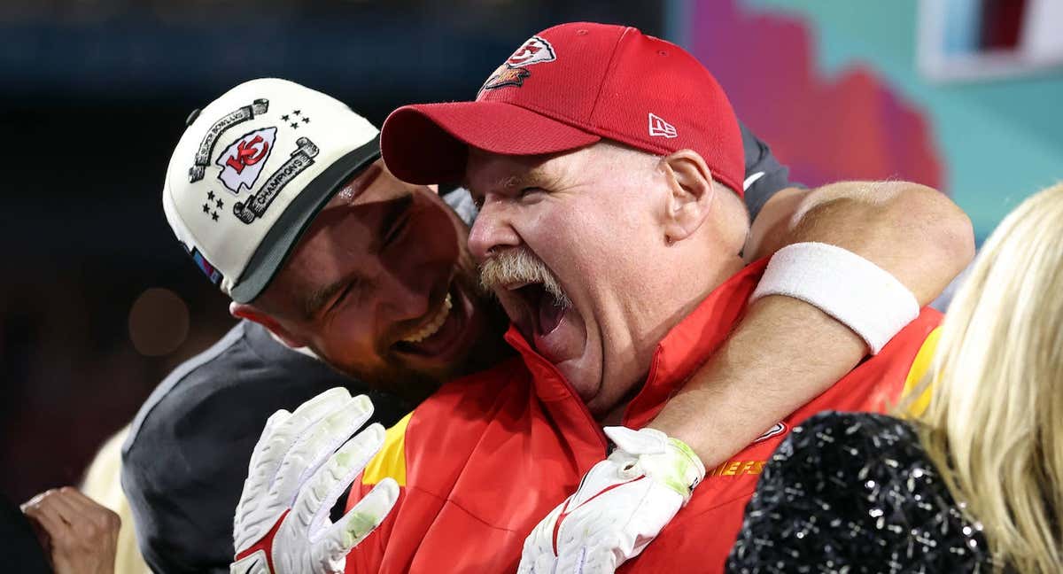 Andy Reid celebrando la victoria con Travis Kelce