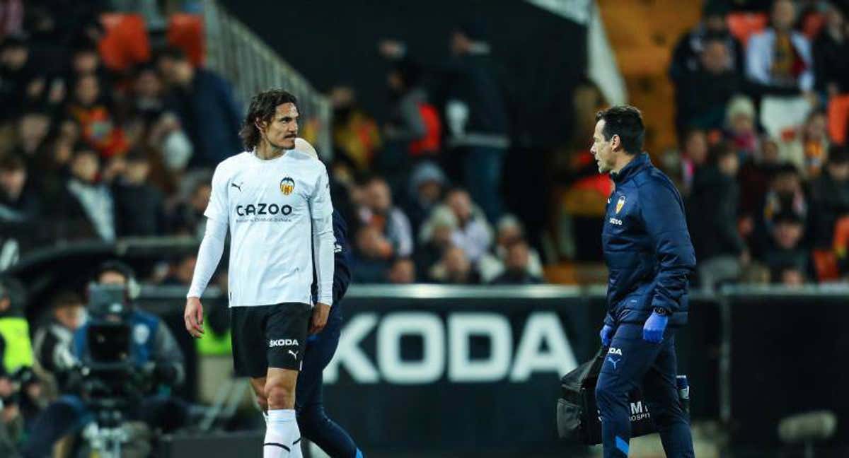 Cavani se retira lesionado de Mestalla.