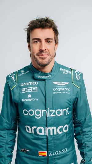 Fernando Alonso, con el nuevo mono del equipo para la F1 2023.  Aston Martin