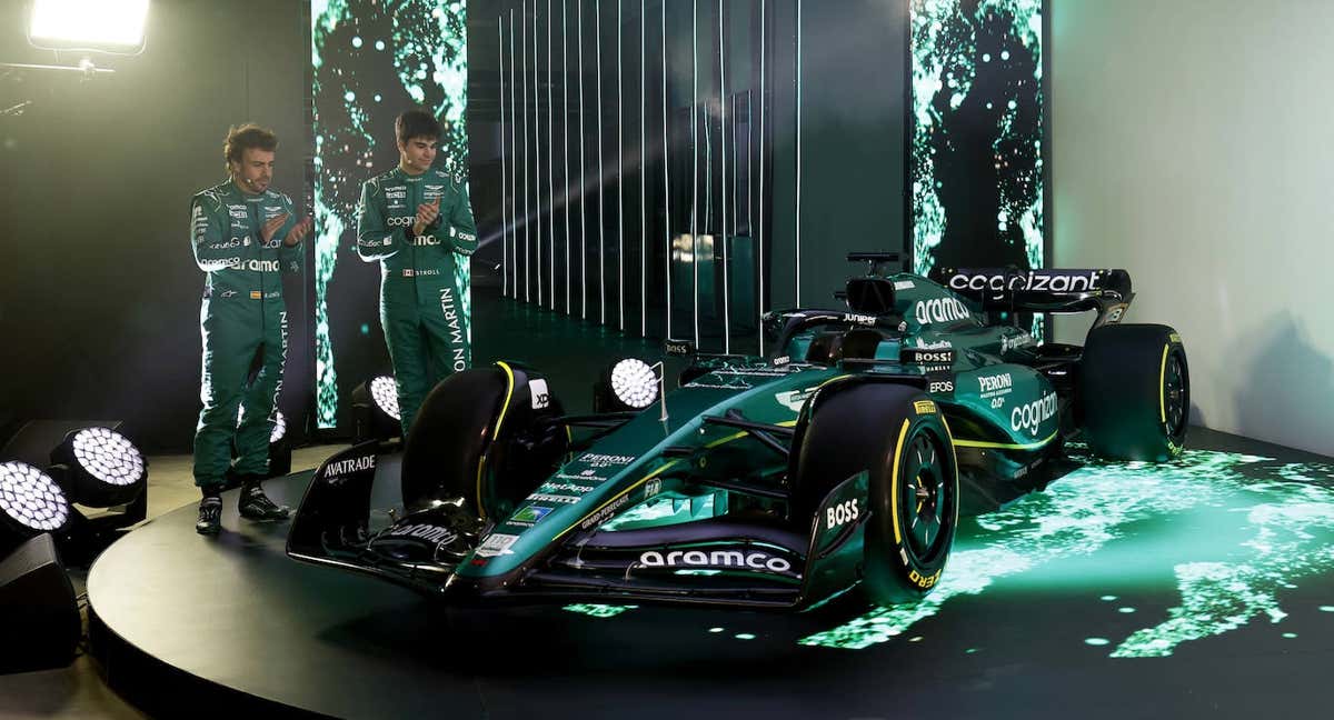 Fernando Alonso y Lance Stroll, durante la presentación del Aston Martin AMR23.