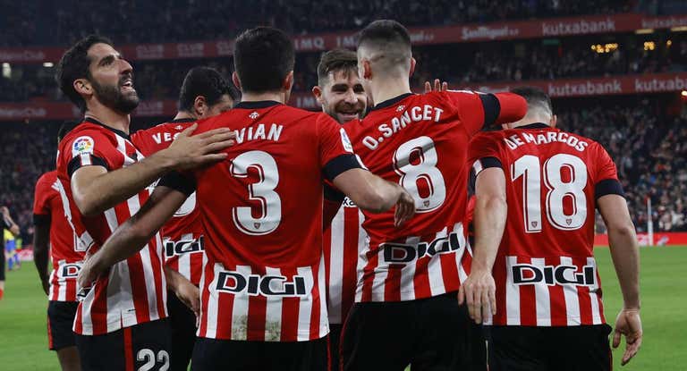 Sancet recibe la felicitación de sus compañeros tras uno de sus goles al Cádiz.