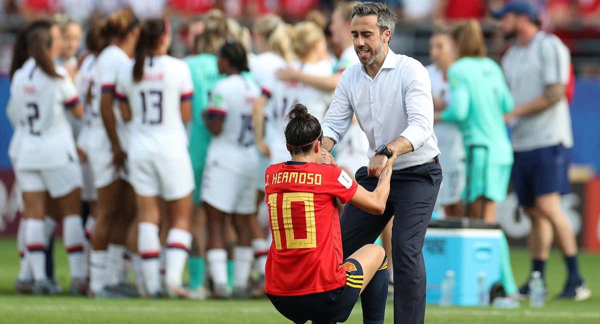 Vilda y Jenni Hermoso, tras la derrota de España frente a Estados Unidos en el Mundial de Francia. /GETTY