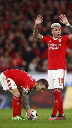 Grimaldo y Enzo durante un partido con el Benfica. REUTERS