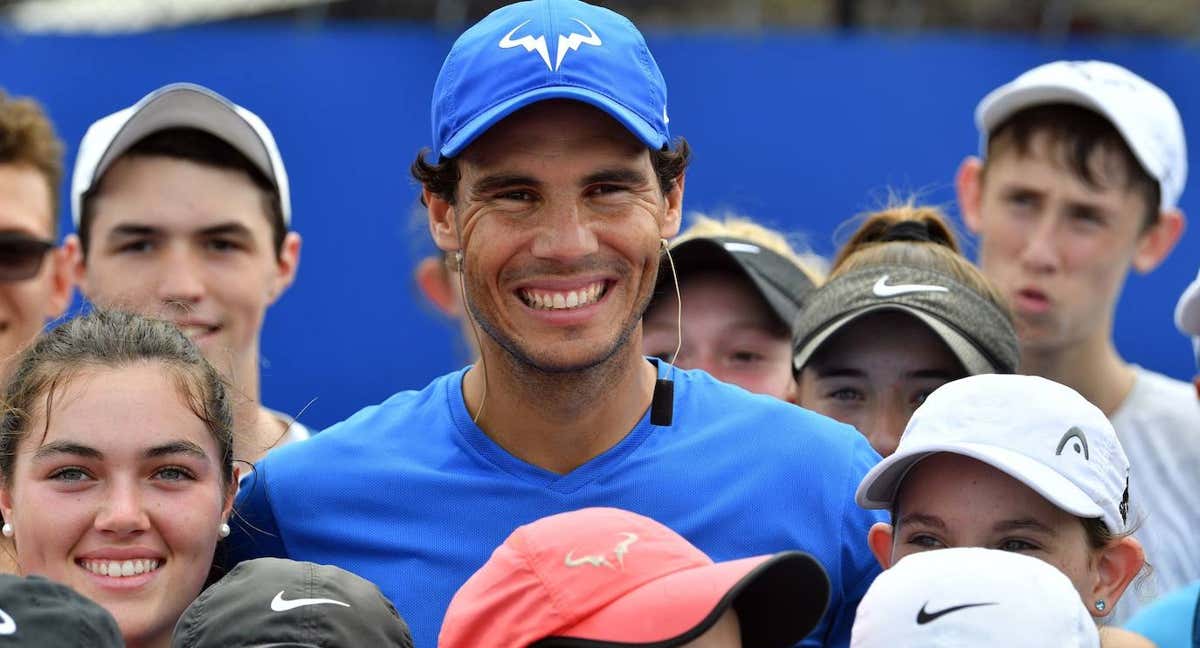 Nadal posando con los niños de su Academia. /AFP