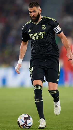 Benzema estrenando sus botas blancas contra el Elche. Getty