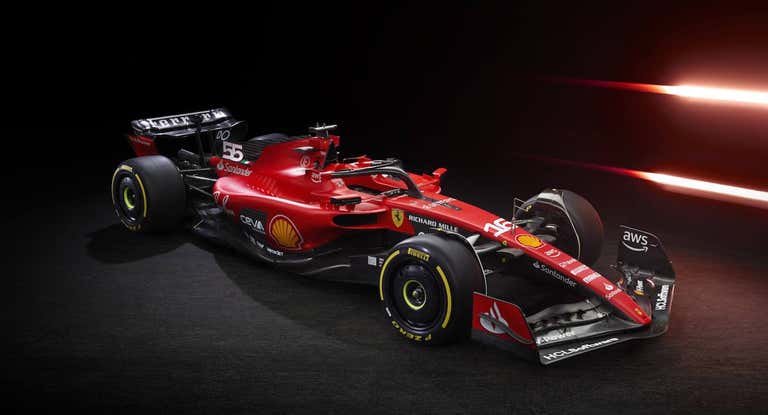 El nuevo Ferrari SF-23 con el que Carlos Sainz y Charles Leclerc competirán en la F1 2023.