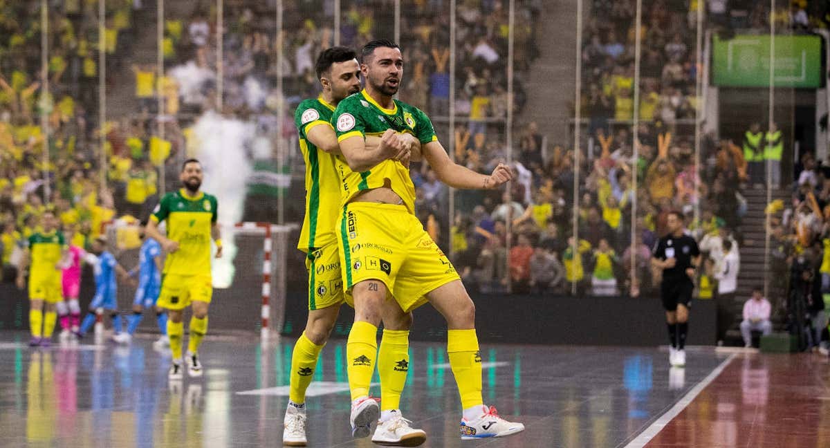 César celebra con Chino un gol del Jaén Paraíso Interior en la final de la Copa de España. /RFEF