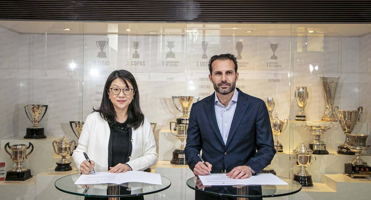 Baraja firmando su contrato con la presidenta Lay Hoon Chan. /Valencia C.F