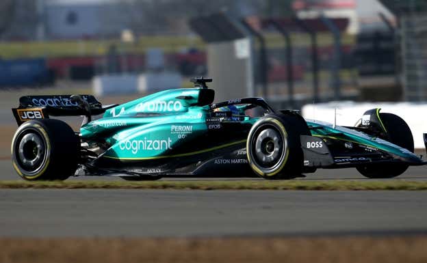 Fernando Alonso, en pista, durante el test en Silverstone.  Aston Martin F1