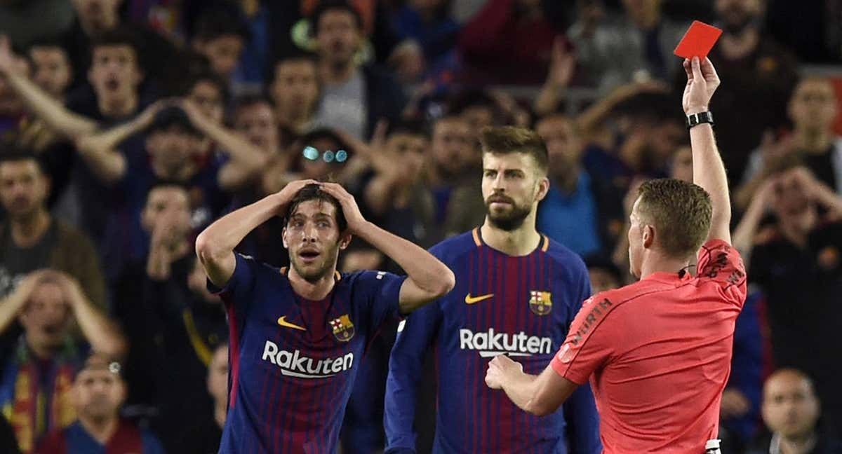 Imagen genérica de un colegiado expulsando a un futbolista del Barcelona del año 2018. /GETTY