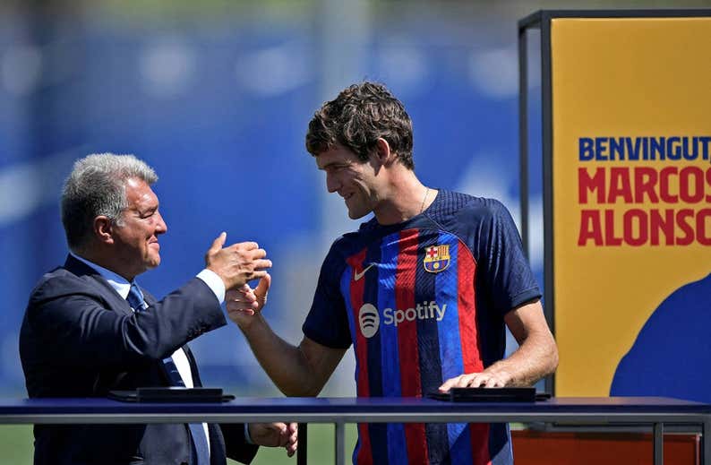 Más problemas para el Barça: el Adarve le demanda por un supuesto fraude en la inscripción de Marcos Alonso