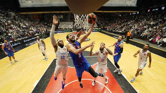 Mirotic encesta en la final de Copa ACB de Granada 2022 en la que el Barça ganó al Real Madrid. /acb Photo/Mariano Pozo