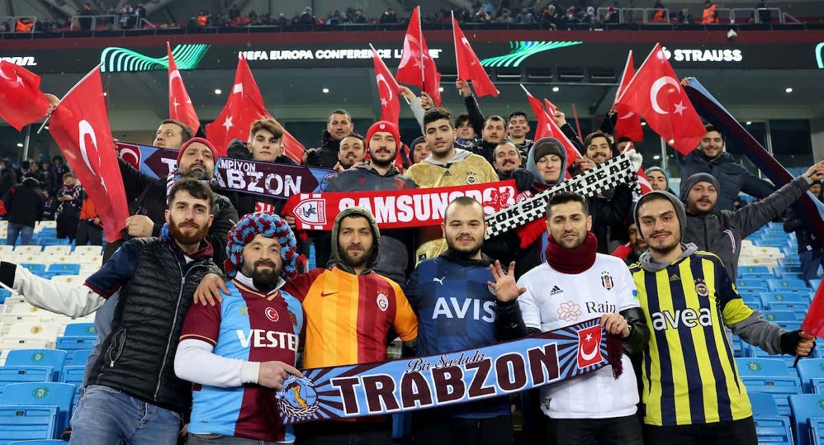 Las aficiones turcas, unidas en campo del Trabzonspor./TRABZONSPOR