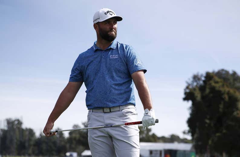 Jon Rahm vuelve a exhibirse y Tiger Woods regresa en forma