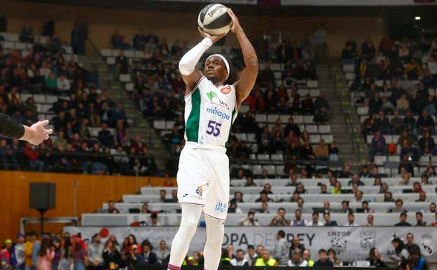 Kendrick Perry tira de tres ante el Barcelona. ACB Media