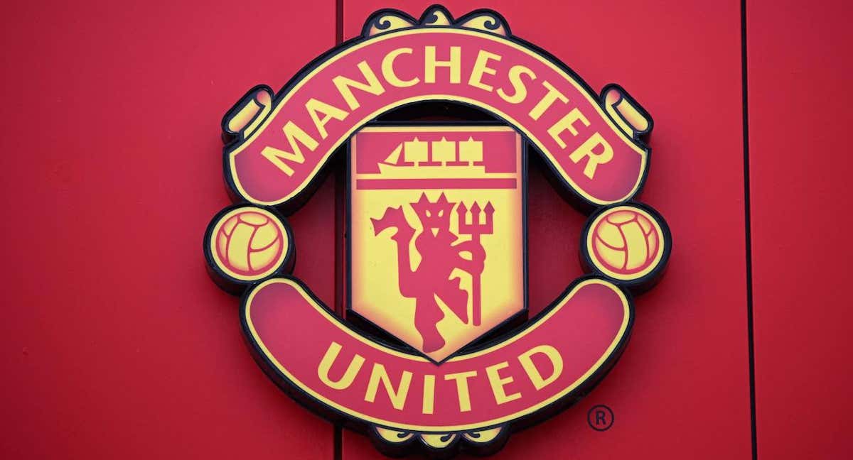 Escudo del Manchester en Old Trafford. /AFP