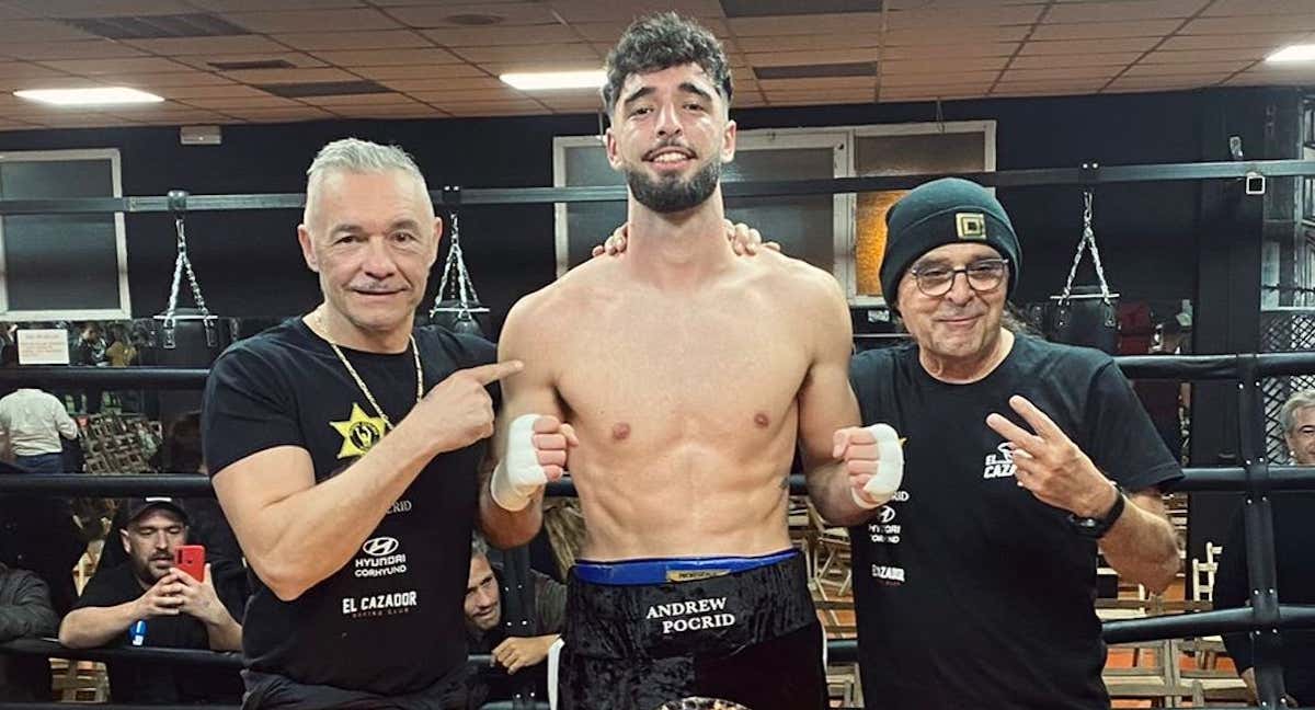 José Luis Navarro Sr., José Luis Navarro Jr. y Ricardo Sánchez Atocha tras un triunfo del joven púgil.