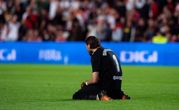 Stole Dimitrievski, durante el lanzamiento de un penalti esta temporada.  AFP
