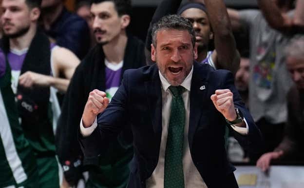 Ibón Navarro celebra una canasta de su equipo. Efe