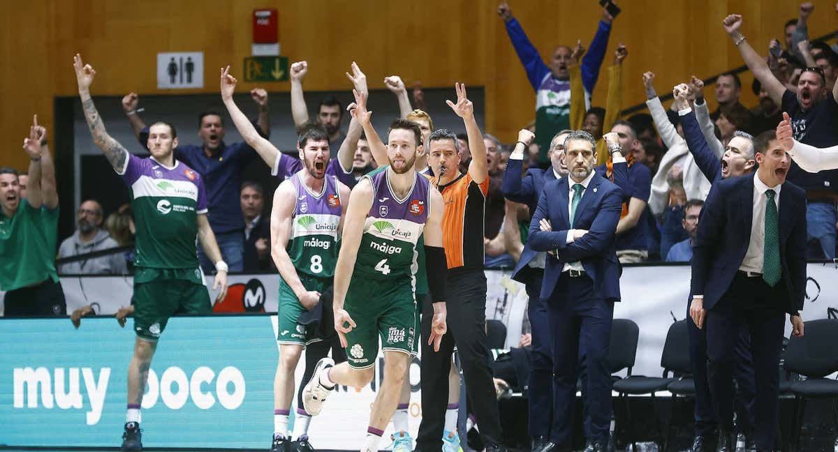 Unicaja celebra una canasta de Kalinosky./ACB Media